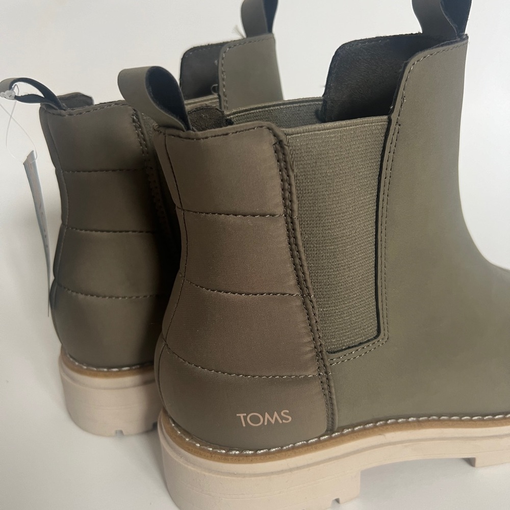 NWT Toms Women Skylar Dark Olive Boots. Pull on, round toe, Chelsea Women